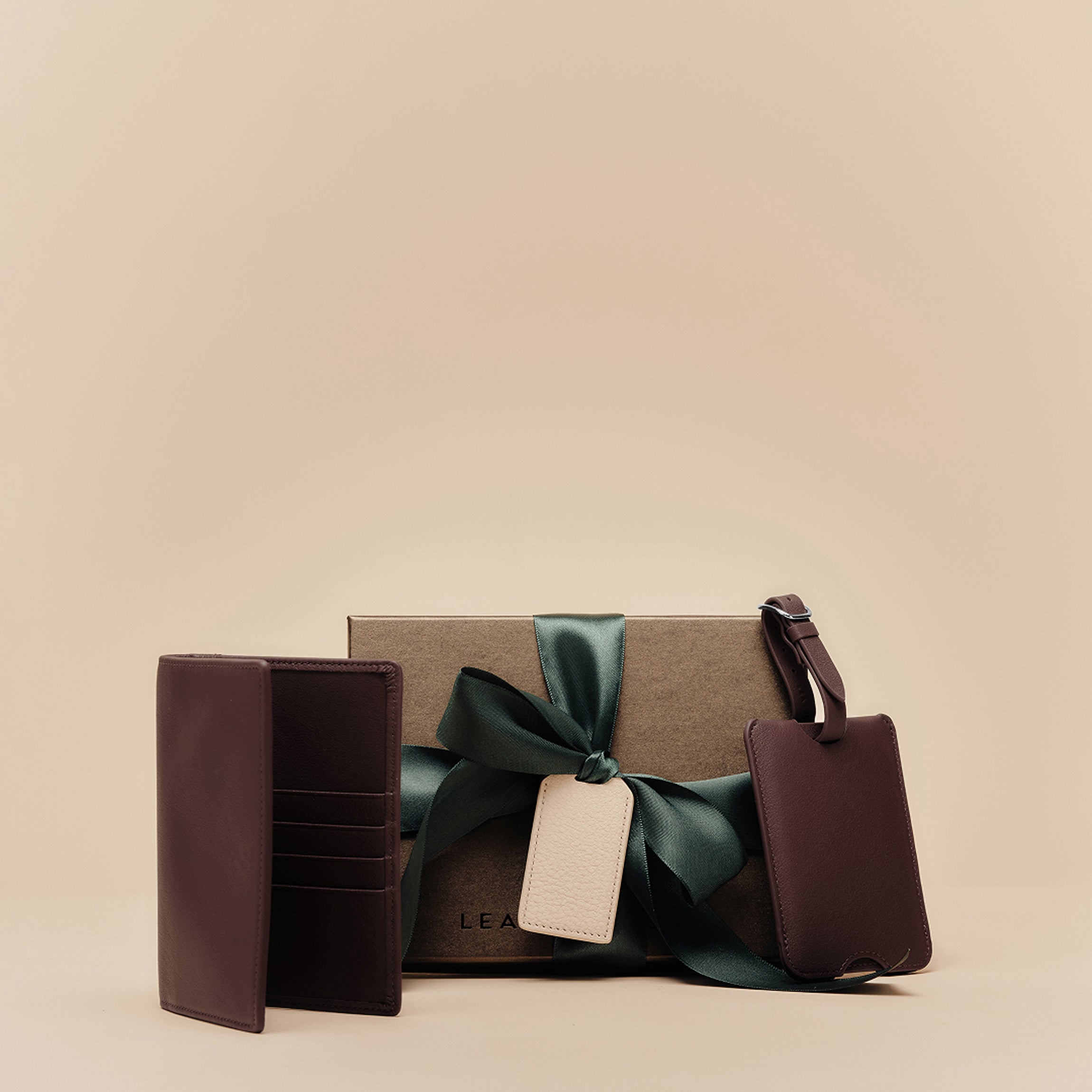 L⑩Patek Philippe レザーケース　箱 タグ Deluxe Passport Cover + Luggage Tag Set | Full grain leather