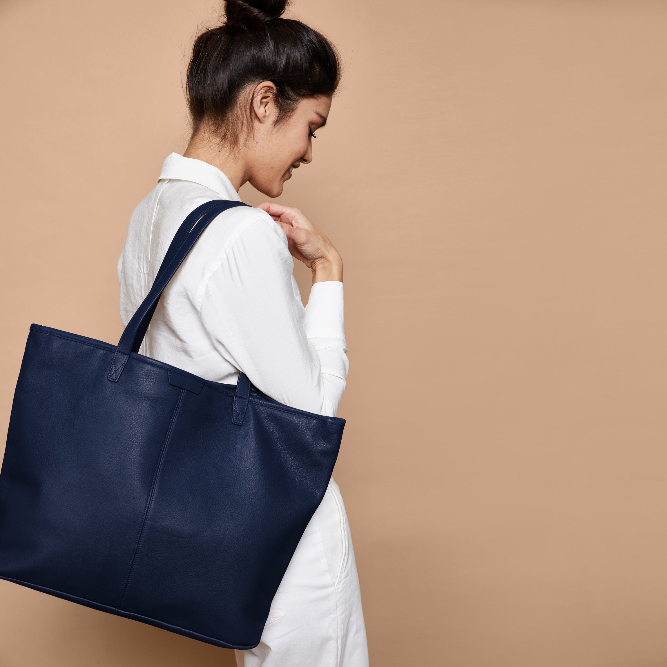 Large Zippered Downtown Tote | Full grain leather, spacious and