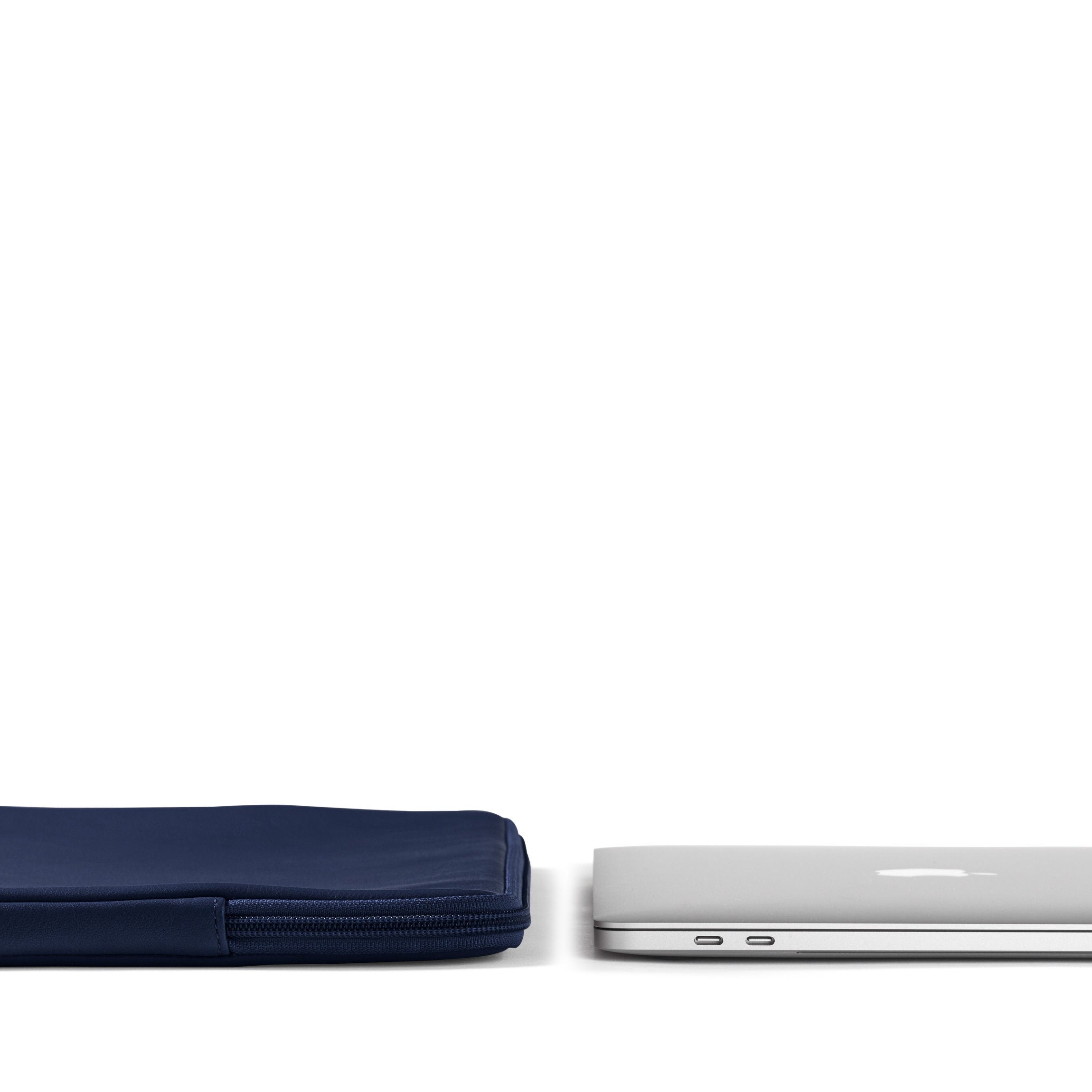 15/16 Inch MacBook Sleeve | Full grain leather, sleek laptop