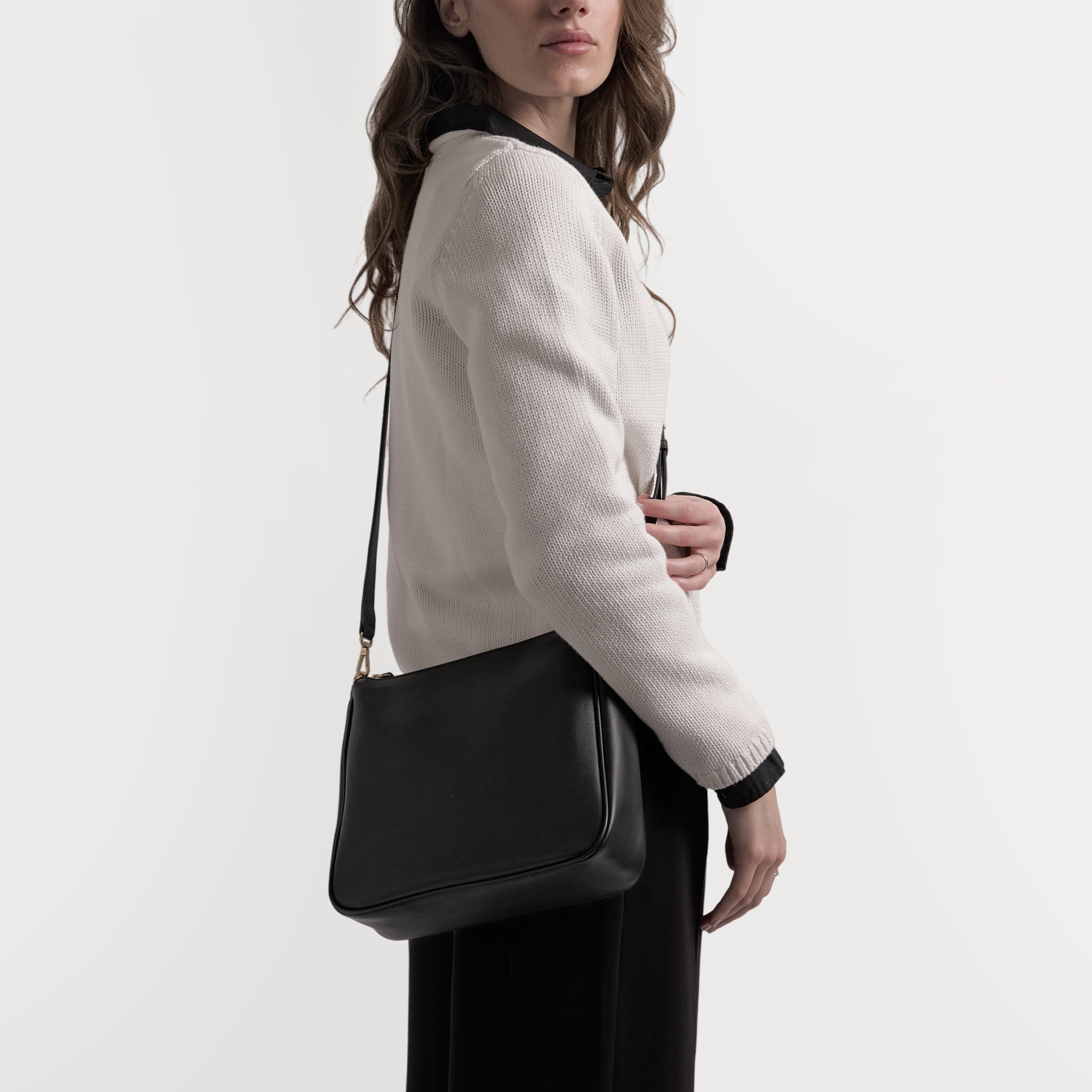 Greta Chain Medium Crossbody | Full grain leather, chic and