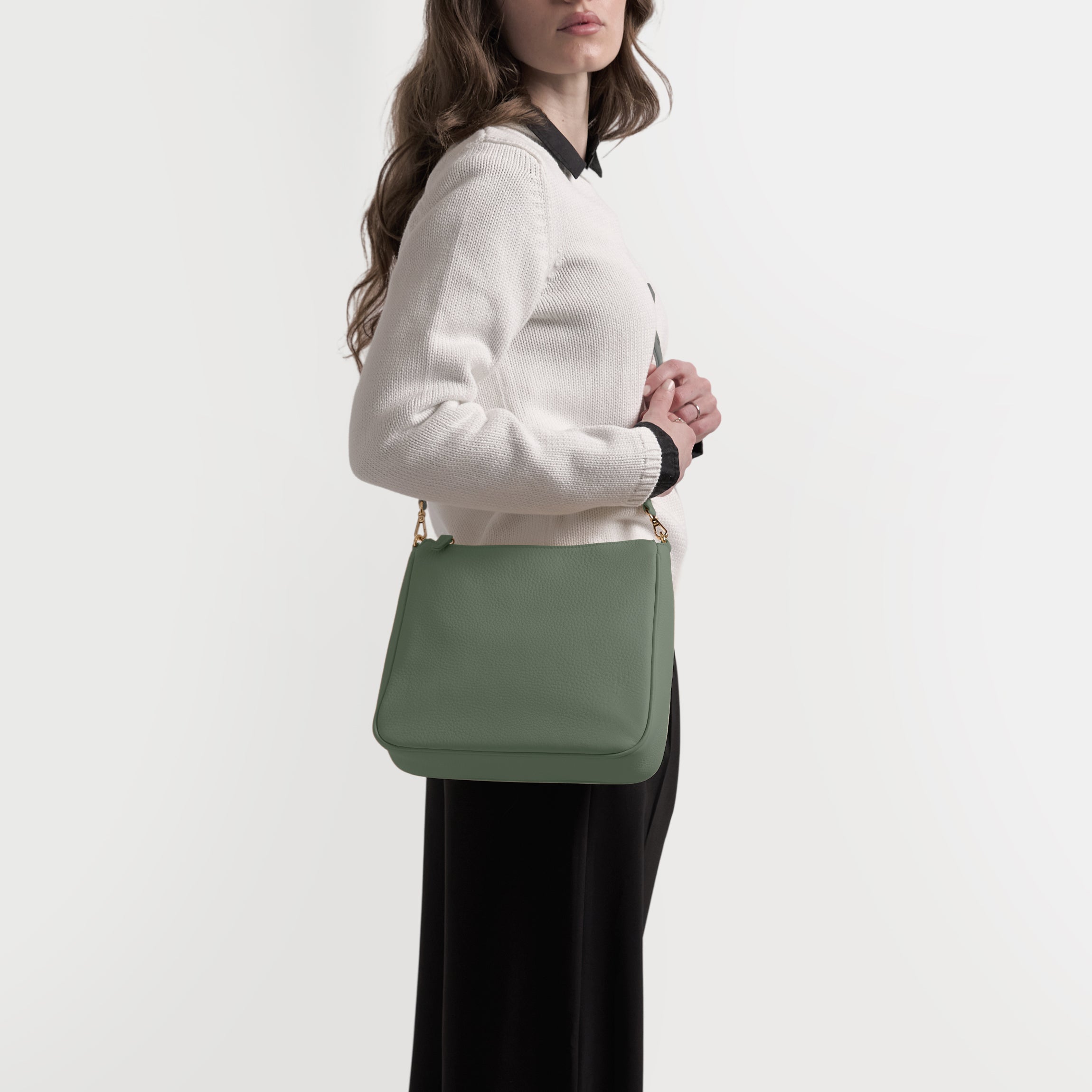 イタリア製MASTERS グリーンポーチ Greta Chain Medium Crossbody | Full Grain Leather, Chic And