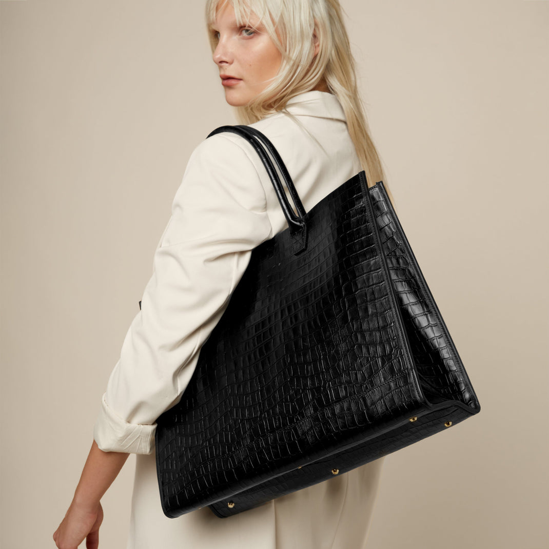 Kress-XL-Tote-Black-072-355-On-figure-1