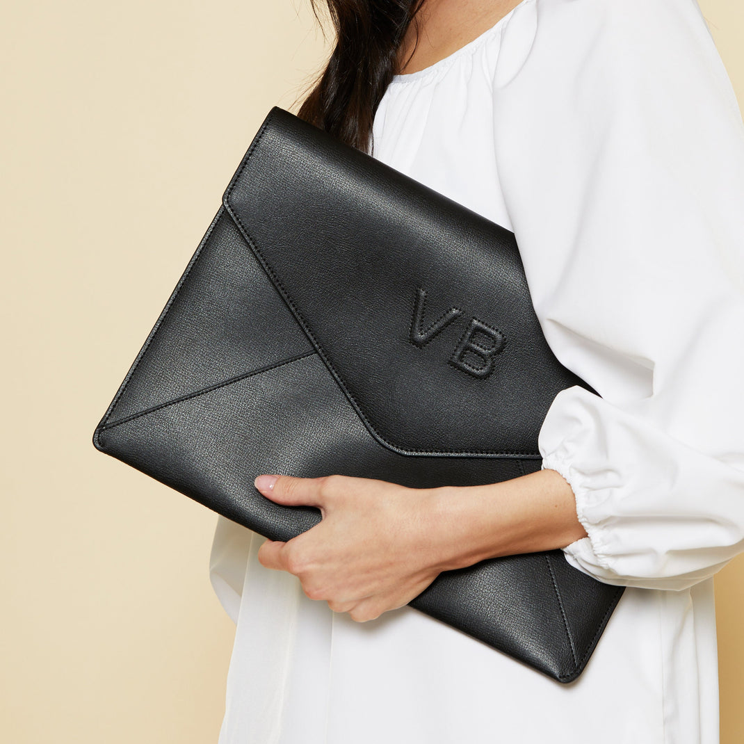 Laptop-Envelope-Sleeve-Black-048-358-Lifestyle