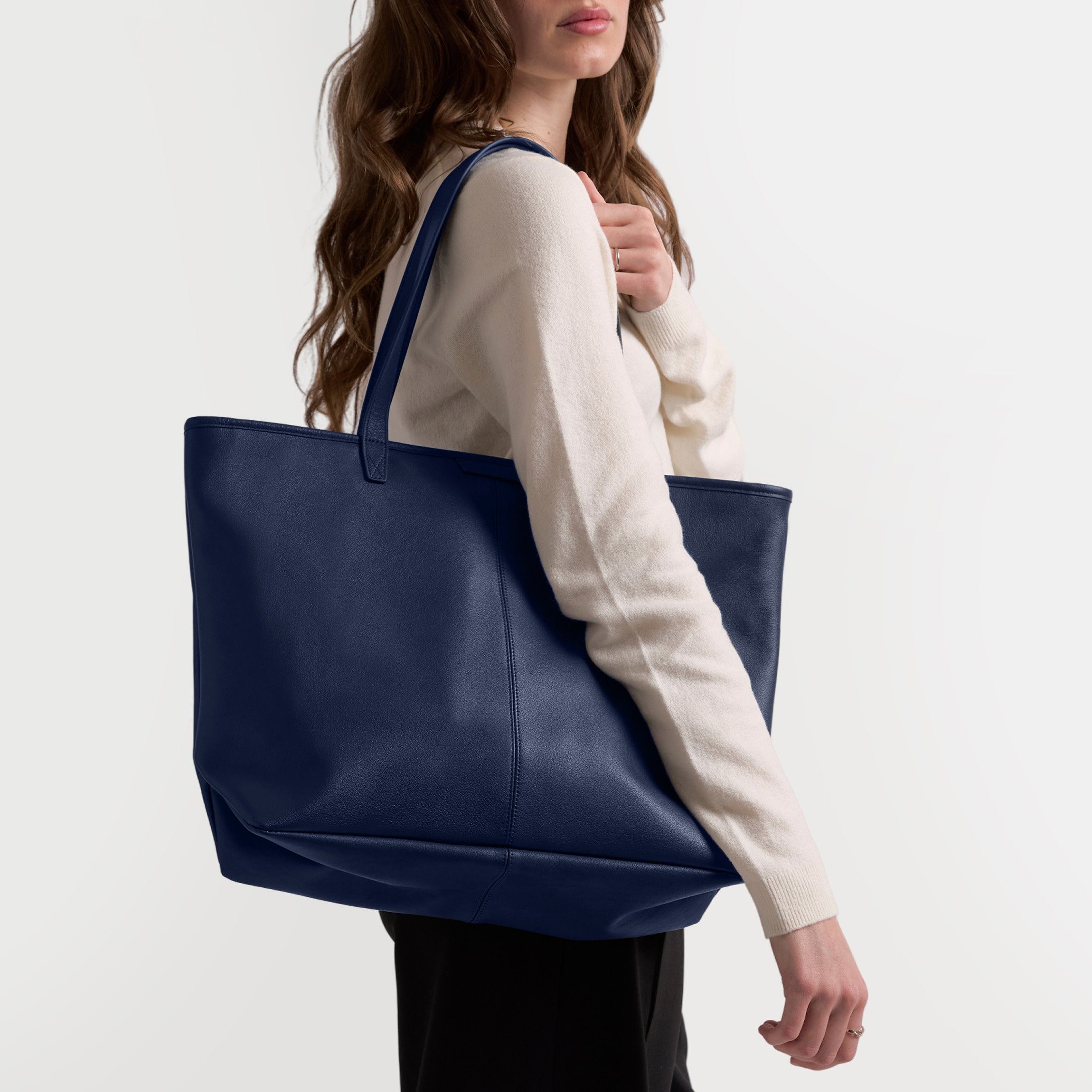 Large Zippered Downtown Tote | Full grain leather, spacious and