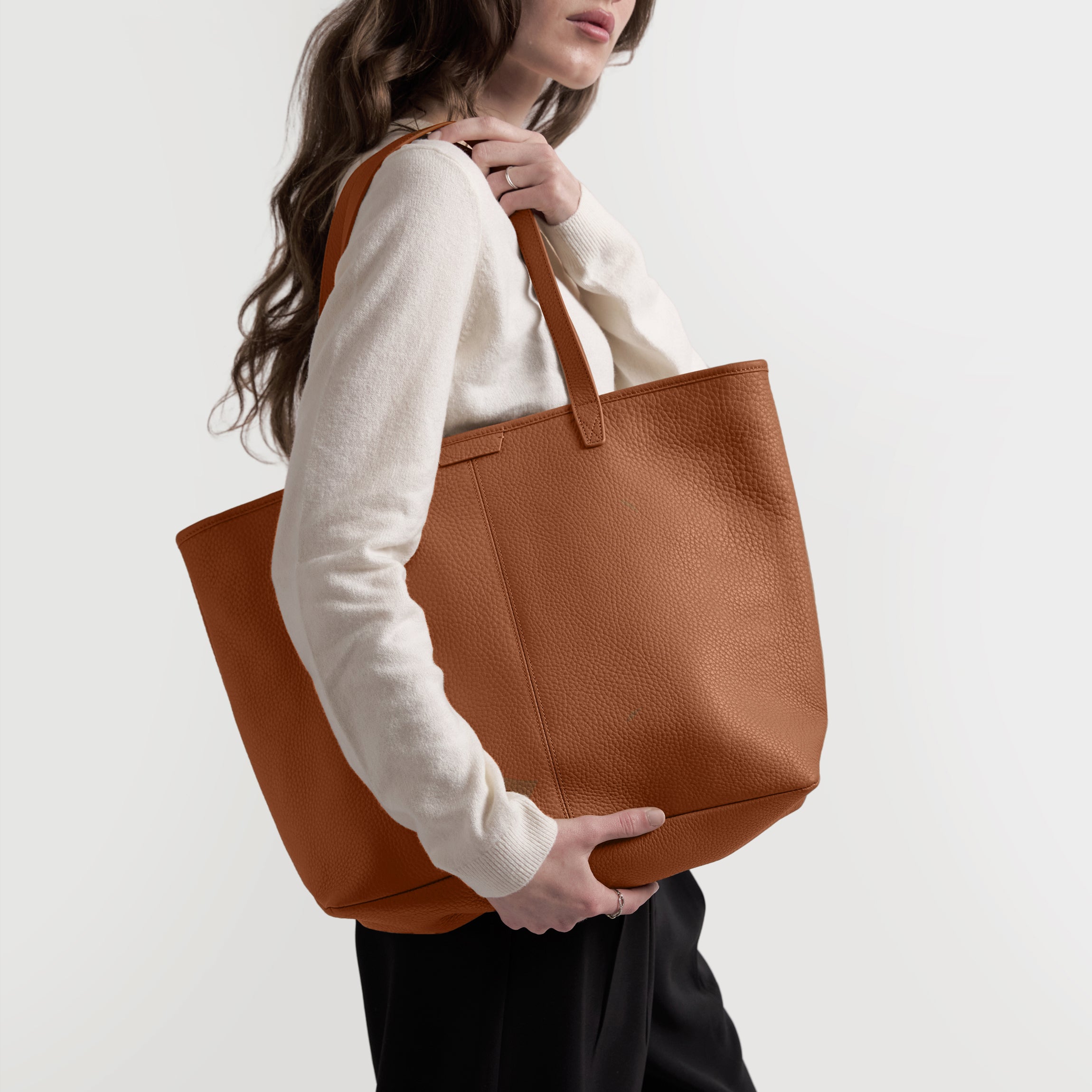 Large Zippered Downtown Tote | Full grain leather, spacious and 