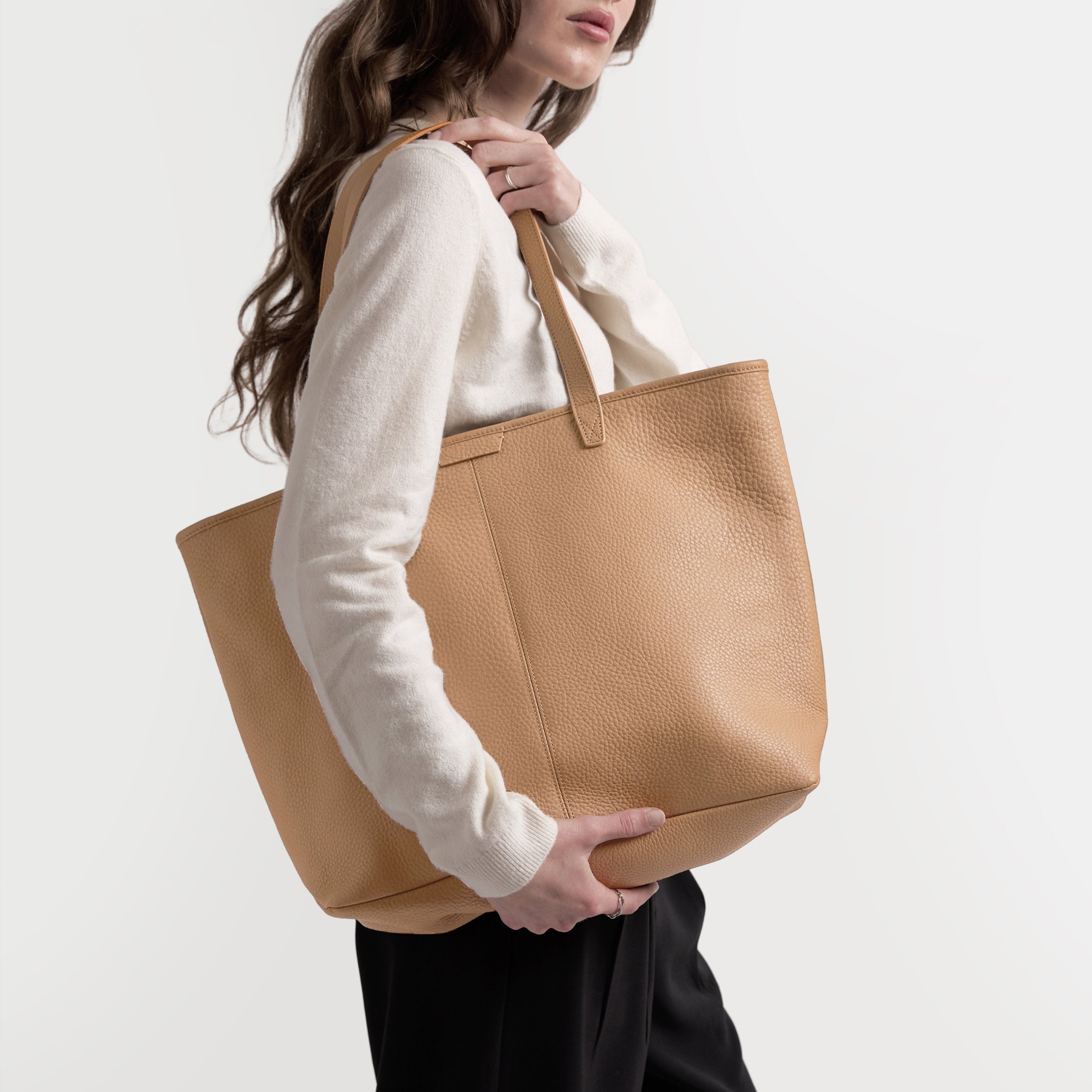 Large Zippered Downtown Tote | Full grain leather, spacious and