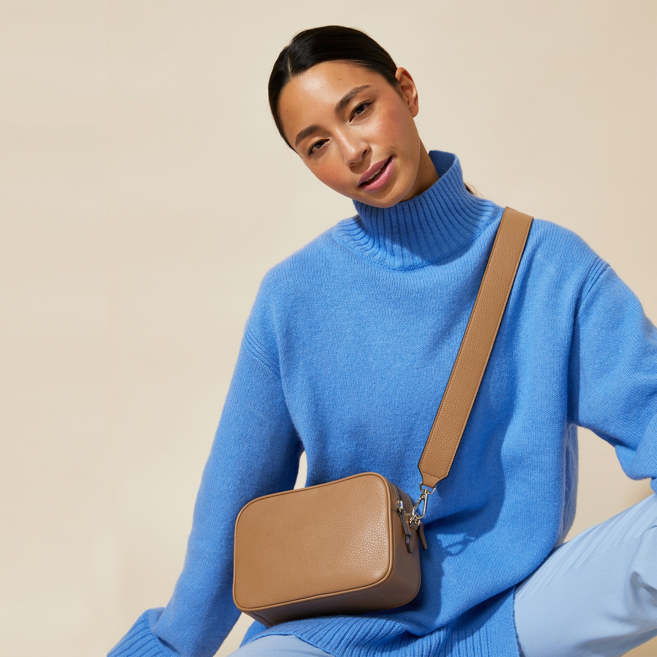 oira バック ShellaSaukia Using “DIOR OBLIQUE DIORTWIN 70 SQUARE SCARF Navy