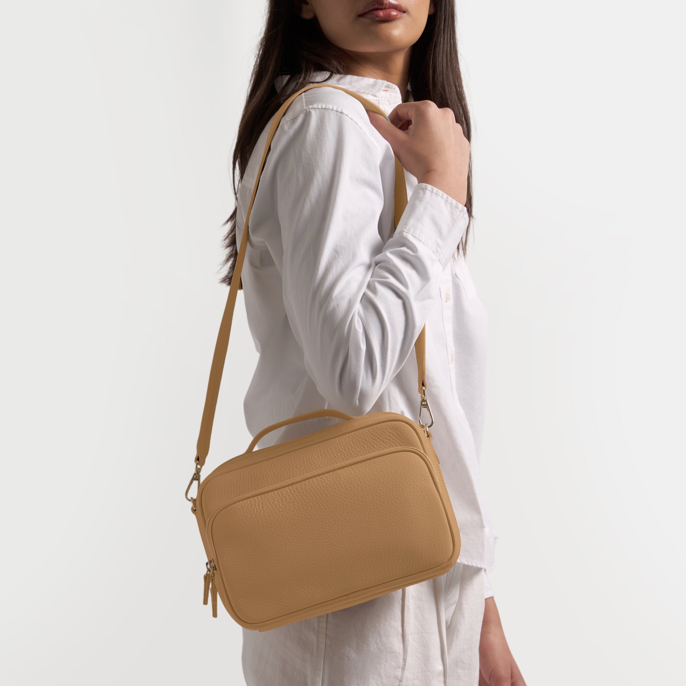 Bradley ベージュ ショルダーバッグ Meadow Large Satchel | Full grain leather, functional and chic