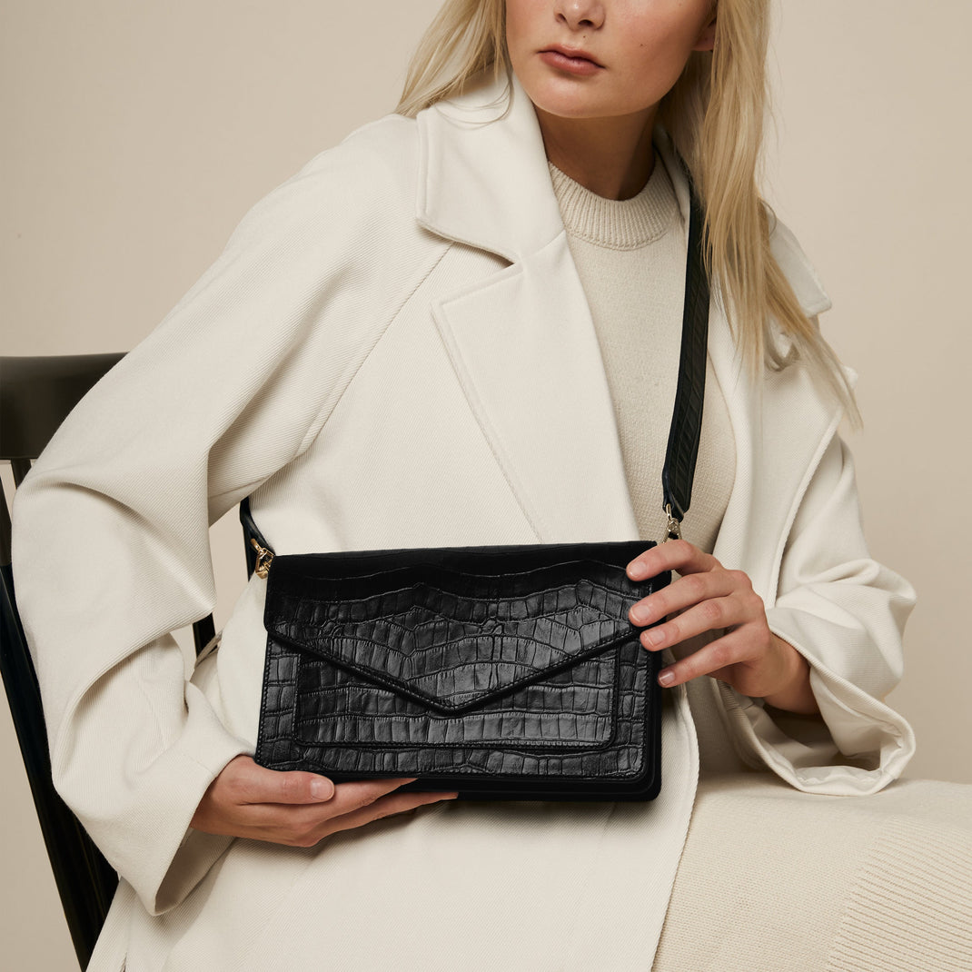 Medium-Willow-Envelope-Bag-Black-890-355-On-figure