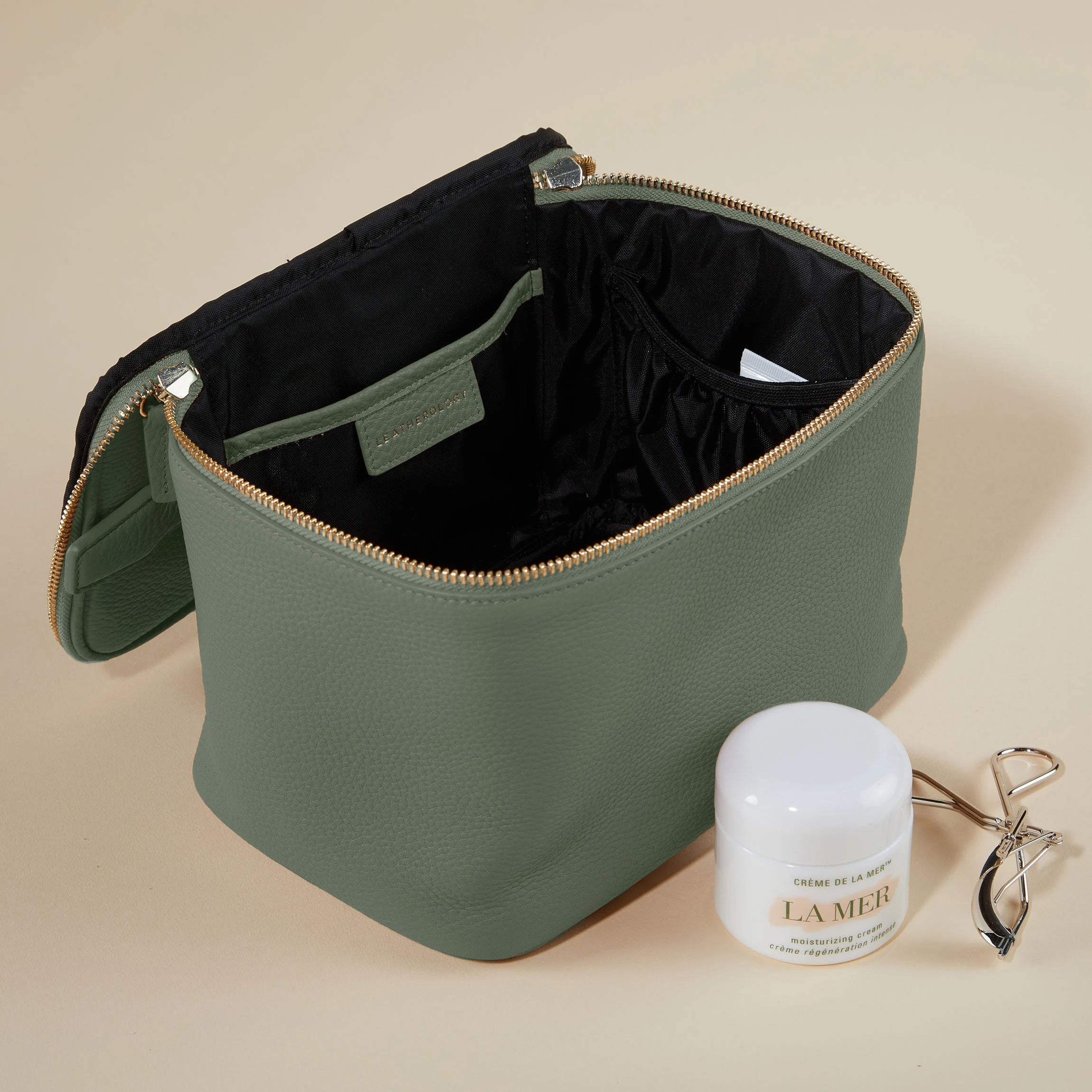 Medium Train Case | Full grain leather, versatile travel storage