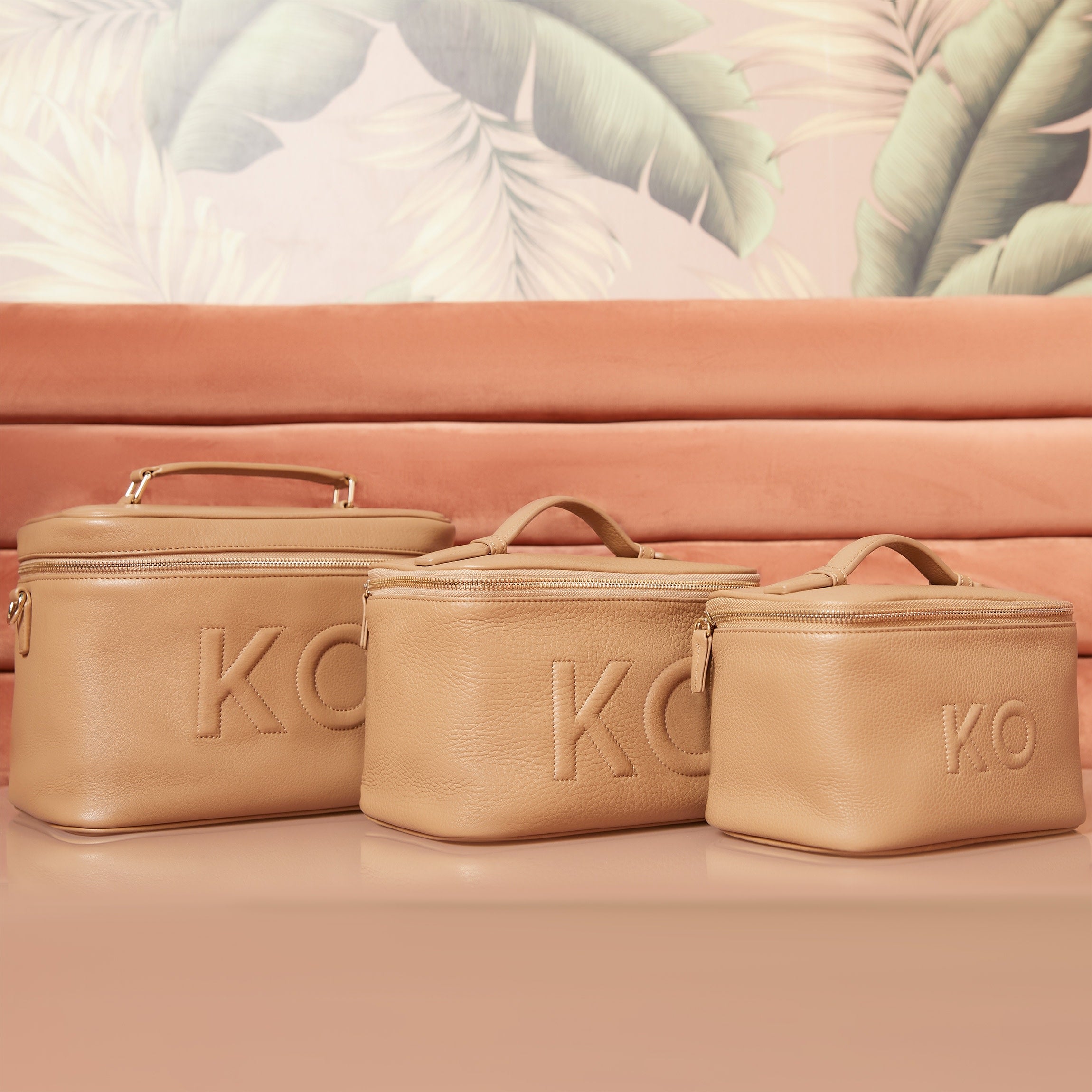 Medium Train Case Full grain leather, versatile travel storage