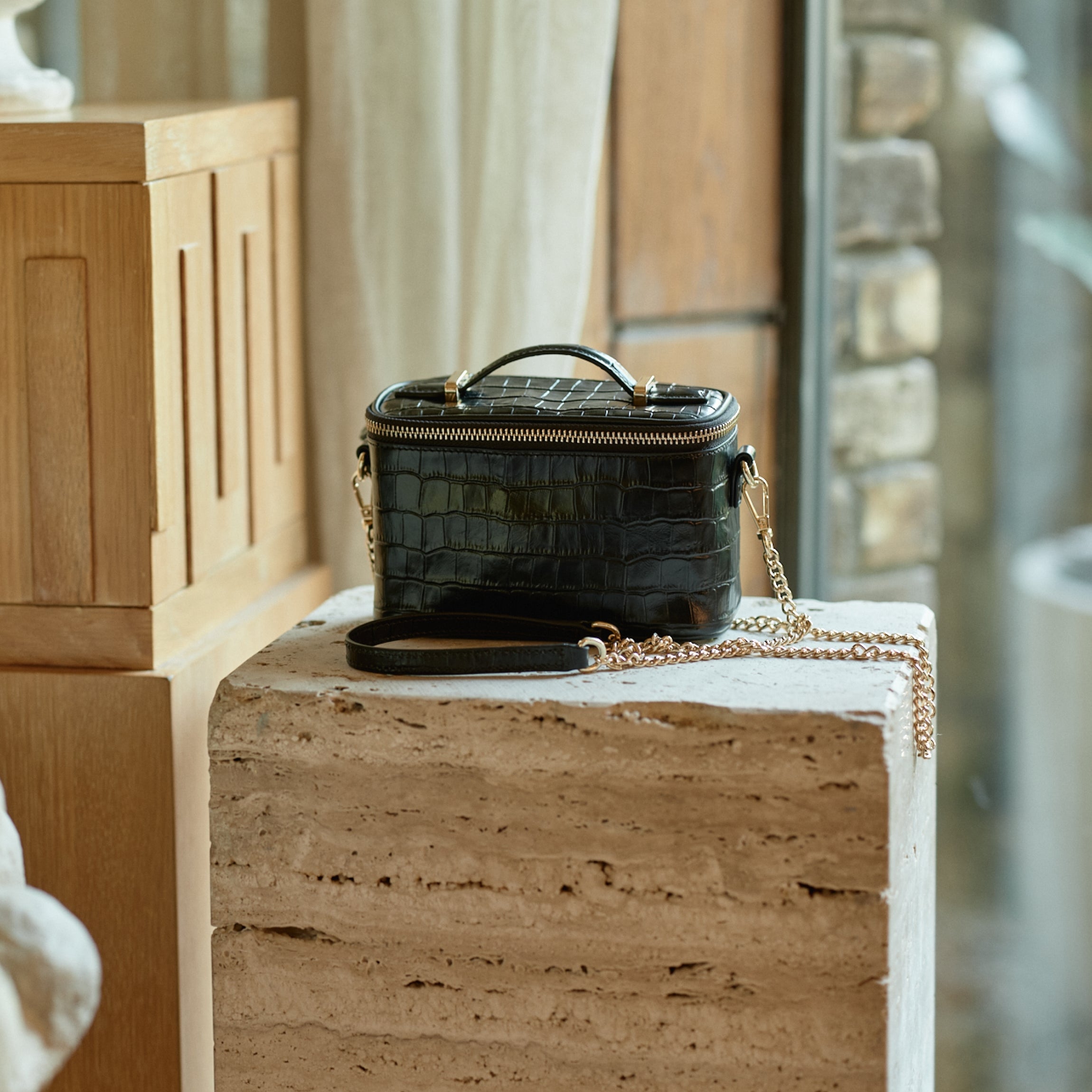 ヨネックス　スマホショルダーバッグ　 ブラック/ゴールド スマホショルダー. BAG2463|BAG2463】ヨネックス【公式】オンライン