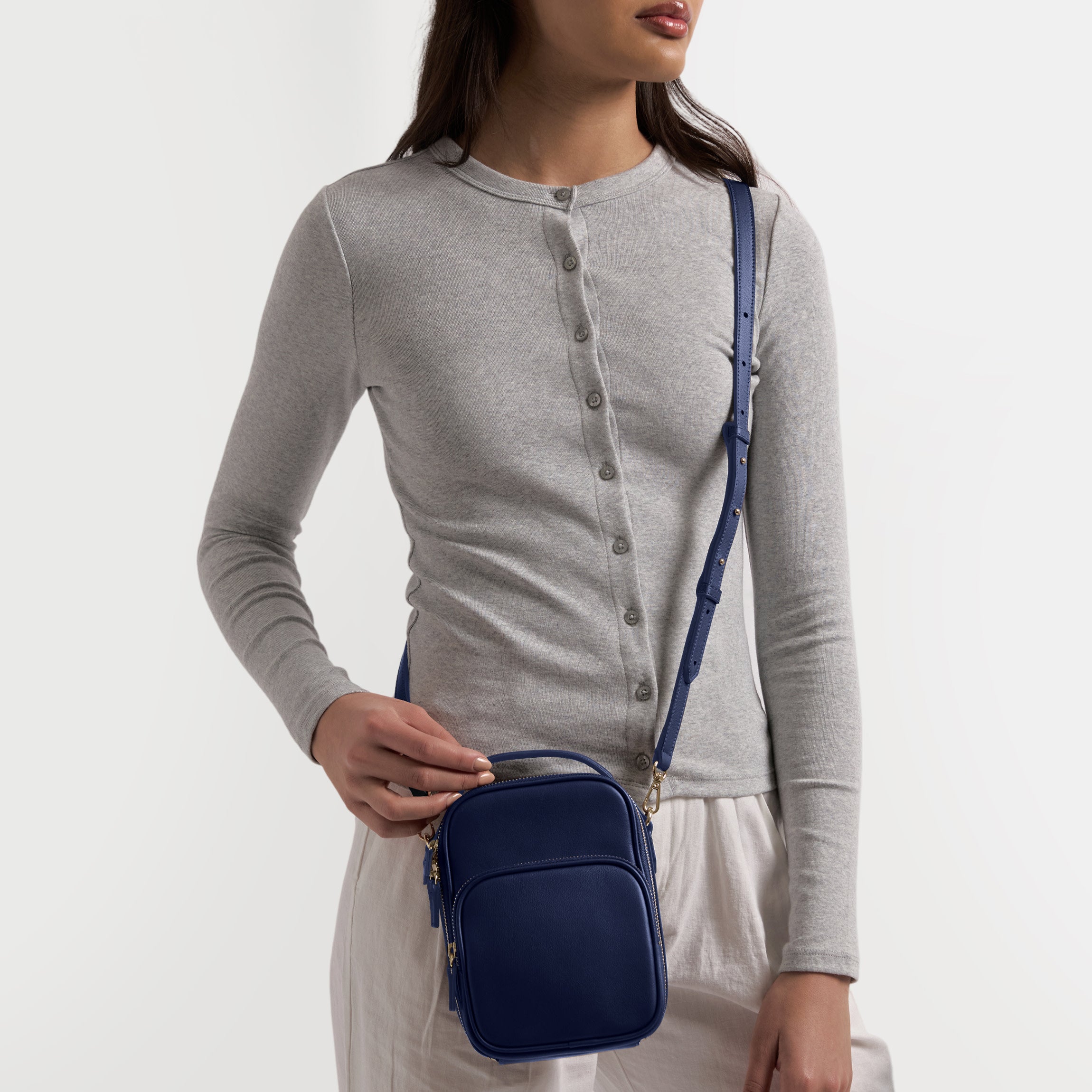 TREASURE SLING BAG ブルー Meadow Small Sling Bag | Full grain leather, compact and stylish
