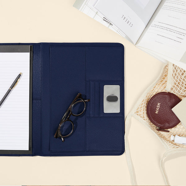 Een klembord met mockup voor a4-houders | Premium PSD Bestanden
